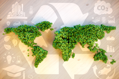 Das Bild zeigt im Hintergrund Symbole für Recycling und Nachhaltigkeit und darüber die Form der Erde  geformt aus Blättern.