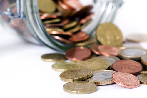 umgekipptes Einmachglas aus dem Euro-Münzen herausfallen
