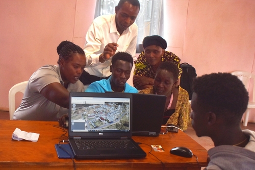 Kenianer bei der 3D-Gestaltung einer informellen Siedlung in Nakuru, Kenia