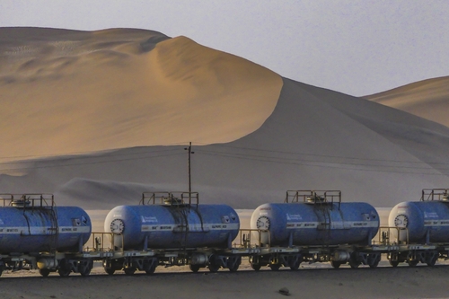 Güterzug in der Wüste Namibias