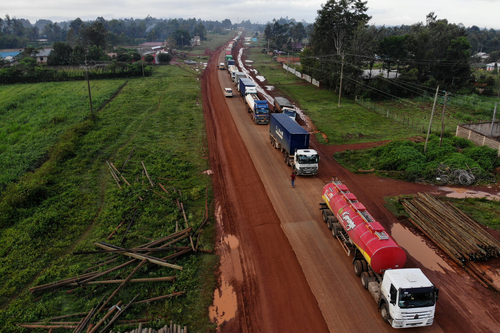 LKWS auf einer Straße, die für den Handel innerhalb Afrikas stehen