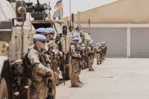 Bundeswehrsoldaten vor deutschen Panzern in Mali