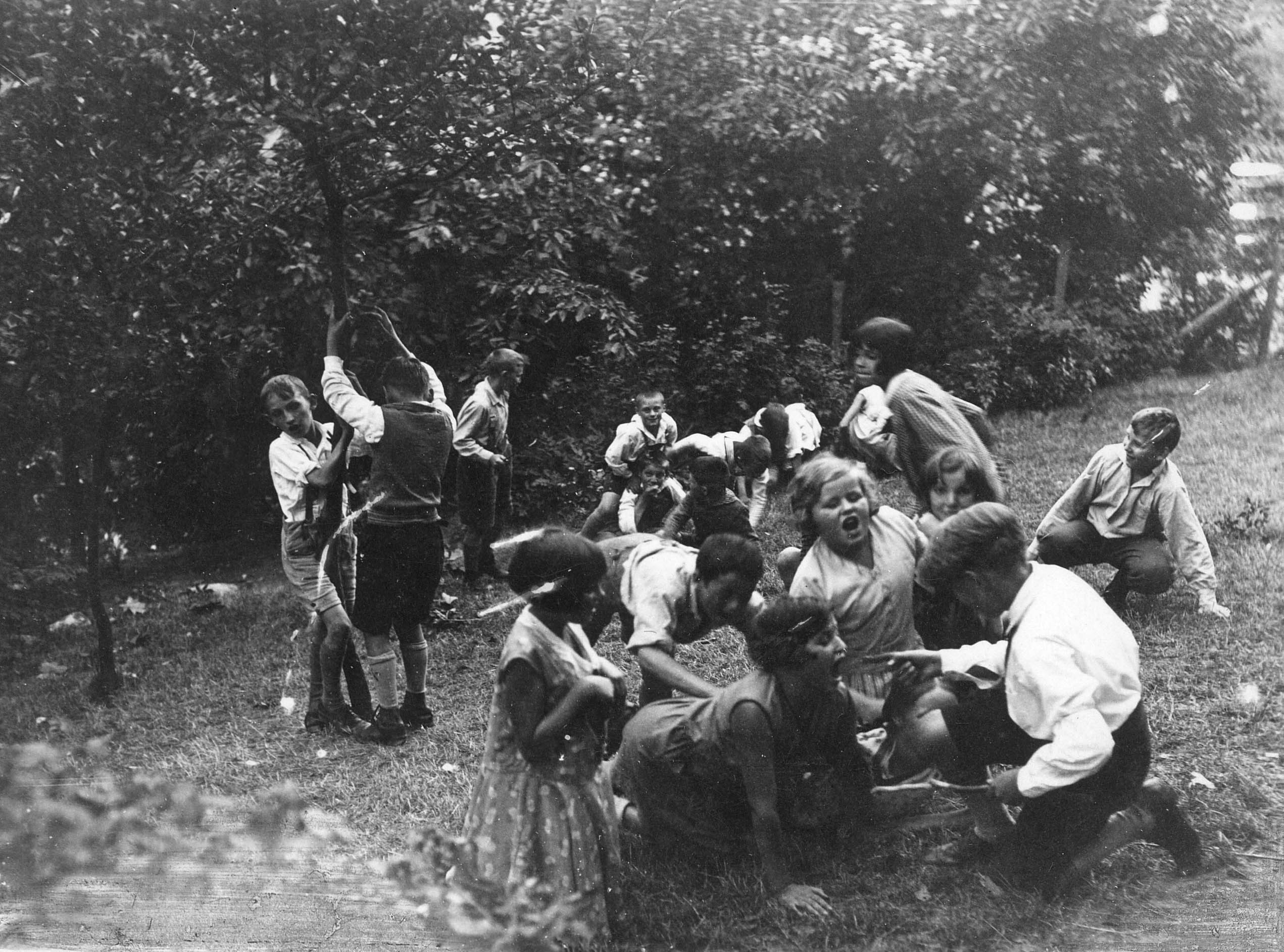 Schwarz-Weiß-Fotografie einer Gruppe spielender Kinder einer Stuttgarter Kinderfreundegruppe, ca. 1932.  AdsD 6/FOTB015988.