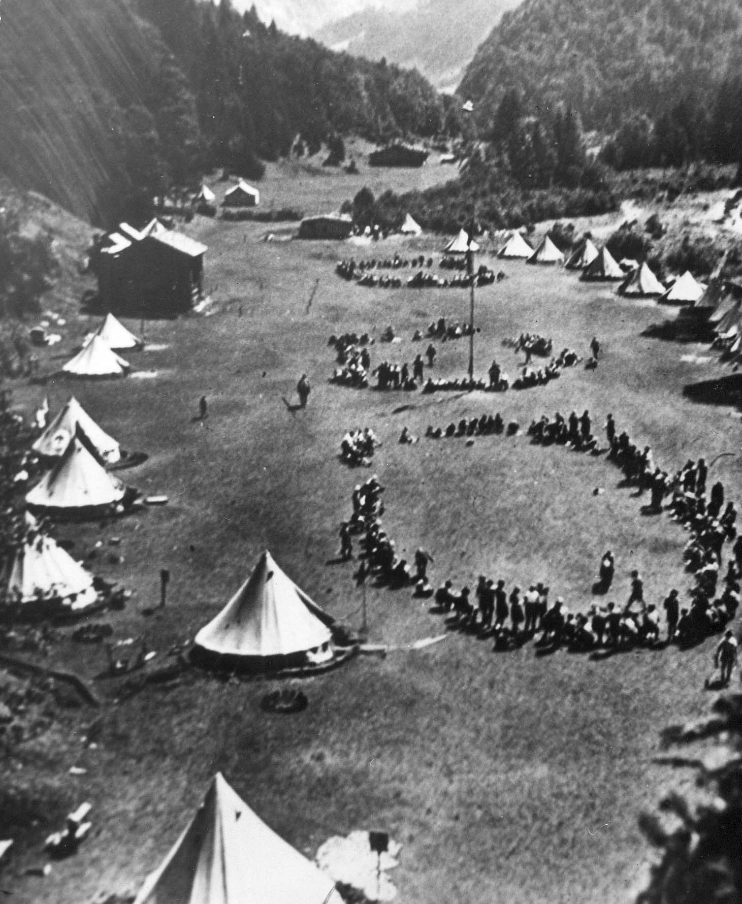 Schwarz-Weiß-Fotografie der Kinderrepublik "Heinrich Jasper" im Allgäu 1929, Panoramaaufnahme von schräg oben, im Bild sind Zelte und ein großer Kreis von Kindern. AdsD 6/FOTB016117.