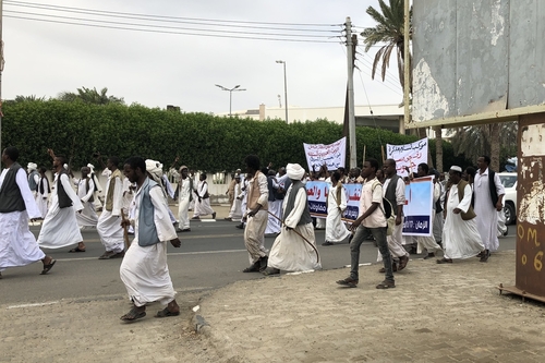 Demonstrierende Menschen im Sudan