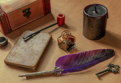 Feder, Tintenfach, Buch, Holzkiste, Pfeife, Schlüssel... können alles Bestandteile des Escaperooms sein.