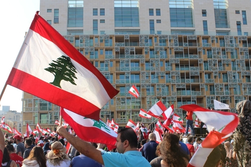 Protestierende Menschenmenge im Libanon