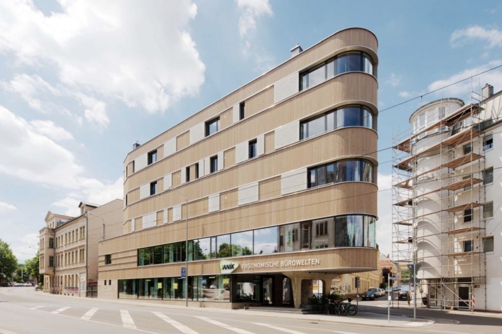 Leipziger Wohn-und Geschäftshaus in Massivholzbauweise errichtet, welches einen ganzheitlich ökologischen und nachhaltigen Anspruch verfolgt. 