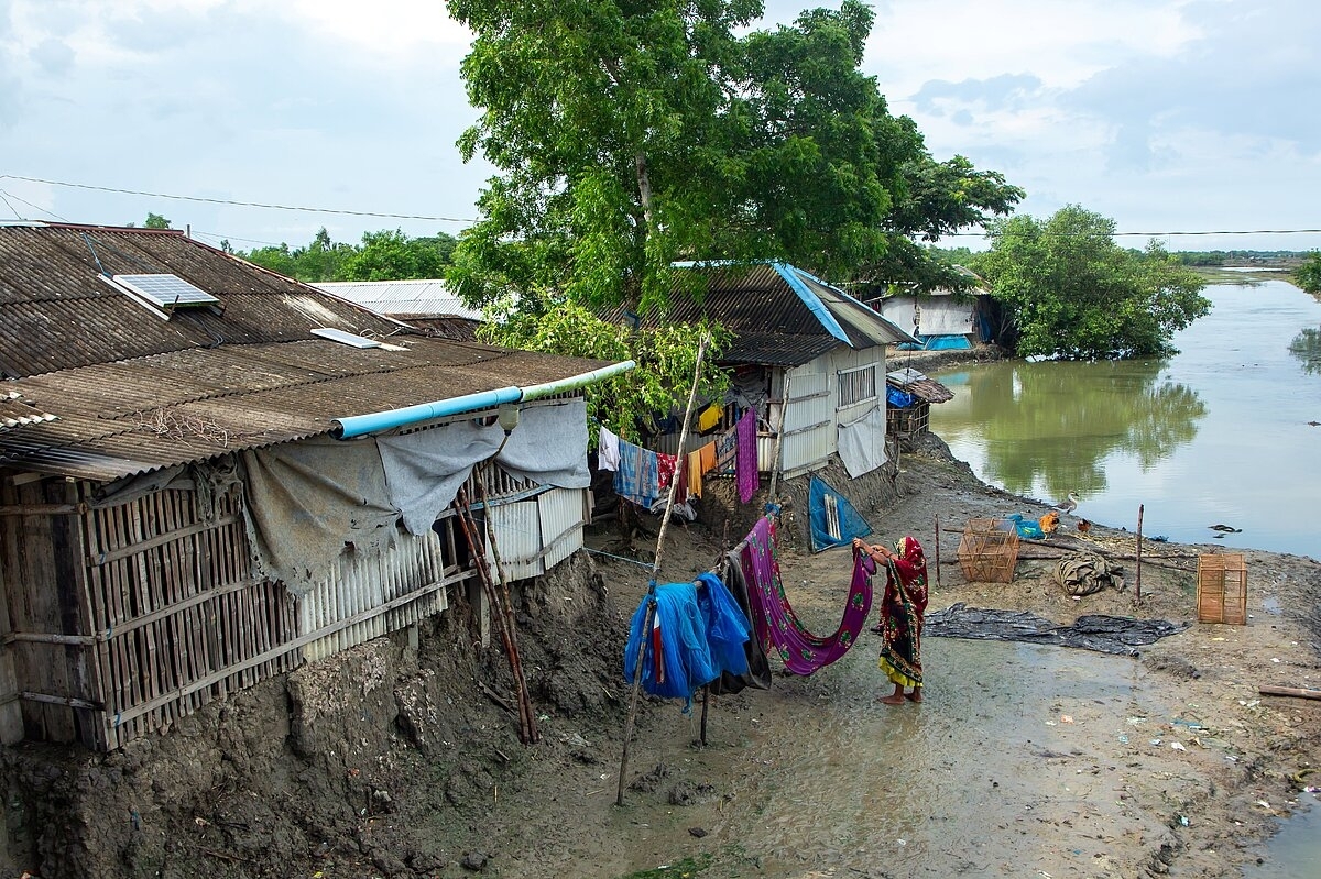Der steigende Meeresspiegel bedroht eine Siedlung an der Küste Bangladeschs