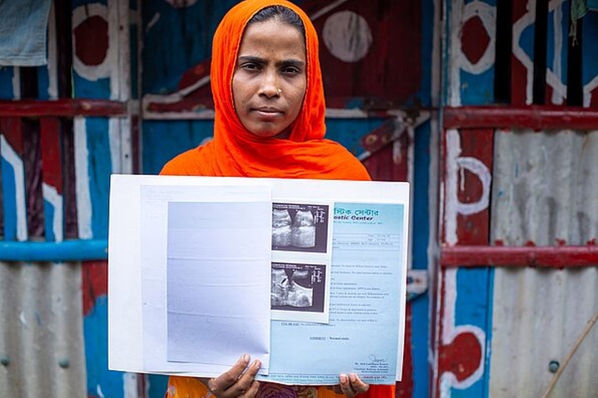 Mahfuja aus Bangladesh zeigt ihre Ultraschallaufnahmen und berichtet von ihrer durch Salzwasser hervorgerufenen Gebärmutterinfektion