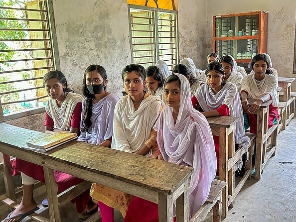Schülerinnen der Kaikhali S R High School in Bangladesch