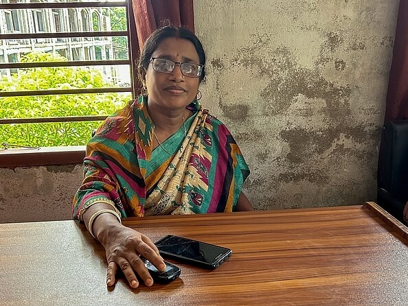 Lehrerin Papia Ray der Kaikhali S R High School in Bangladesh sitzt im Klassenraum