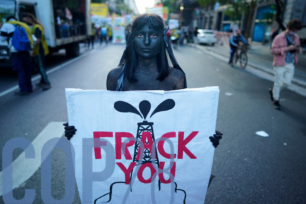 Eine Demonstrantin hält ein Schild gegen Fracking während einer Demonstration des globalen Klimastreiks "Fridays for Future" in Buenos Aires, Argentinien, Freitag, 24. September 2021. 