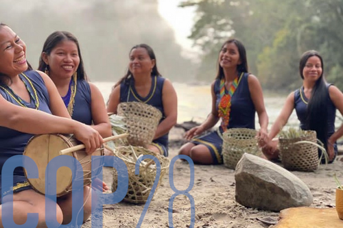 Frauen der Yuturi Warmi. Yuturi Warmi ist die erste Gruppe indigener Wächterinnen im ecuadorianischen Amazonasgebiet.