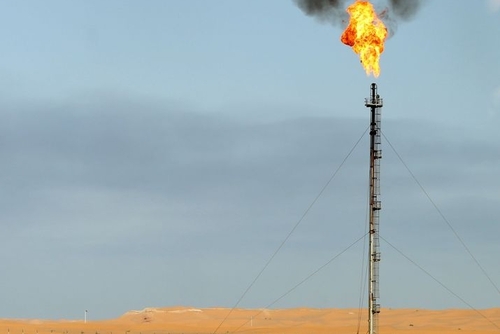 Eine brennende Ölquelle in der Wüste Algeriens