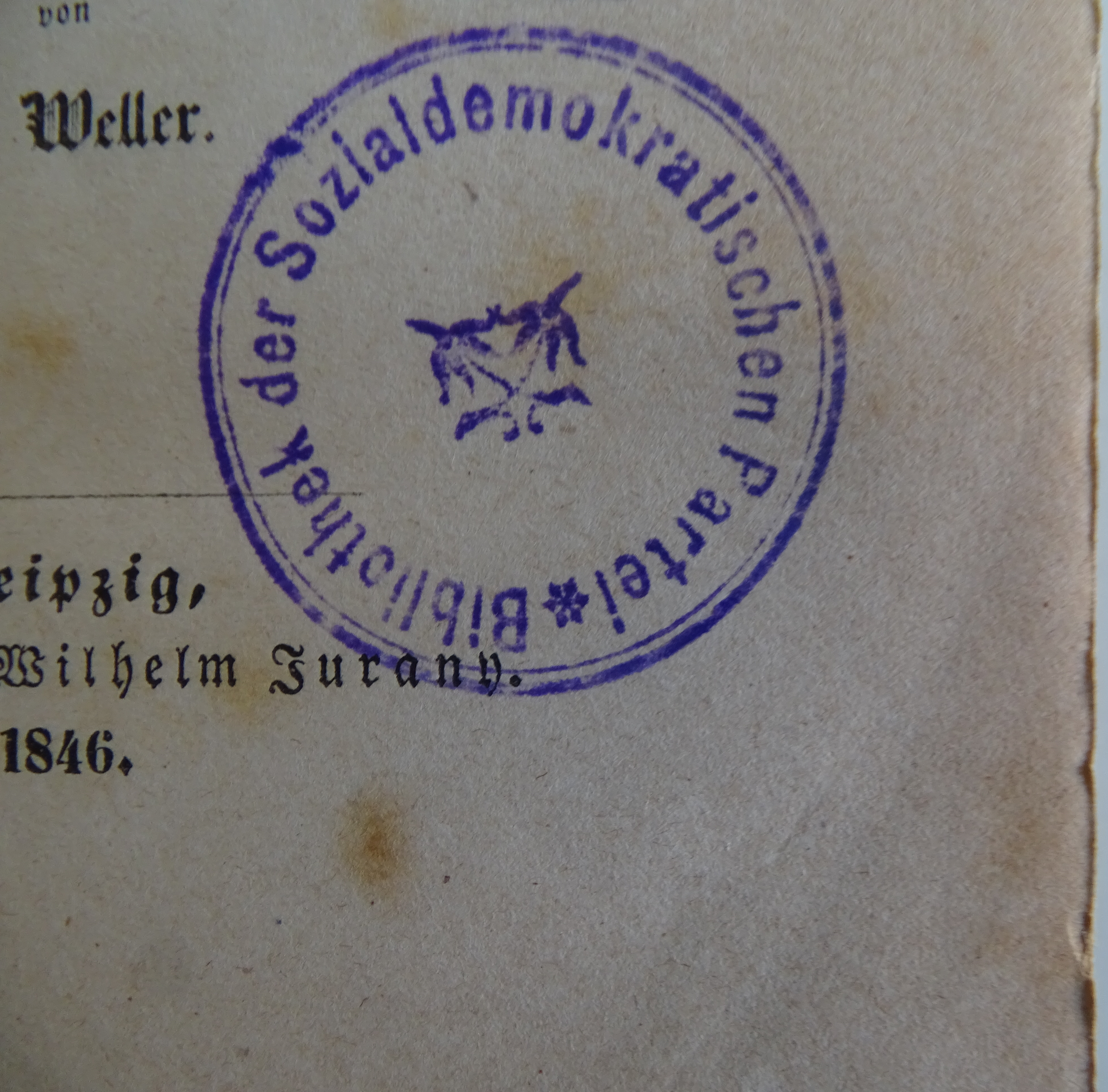 Stempel der SPD-Parteibibliothek vor 1933, mit mittig zwei gekreuzten Lilien ("Lilienstempel")