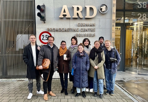Gruppenfoto vor dem ARD Studio Brüssel