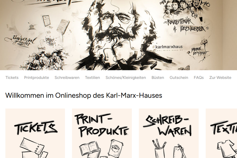 Ein Screenshot des Onlineshops des Karl-Marx-Hauses. Oben ist ein Ausschnitt der Ausstellung zu sehen, im unteren Bildbereich verschiedene Kategorien in Kachelform.