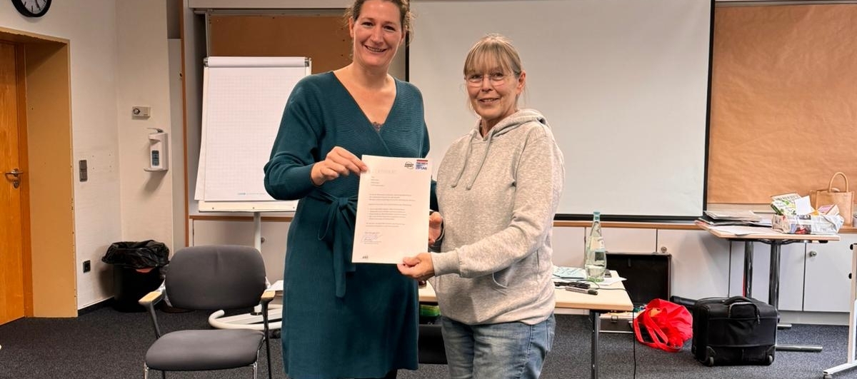 Birgit Ullrich erhält ihr Zertifikat von Anne Haller