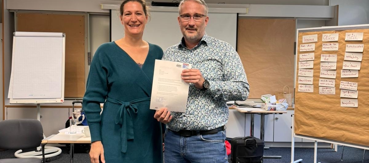 Denis Aschhoff erhält sein Zertifikat von Anne Haller