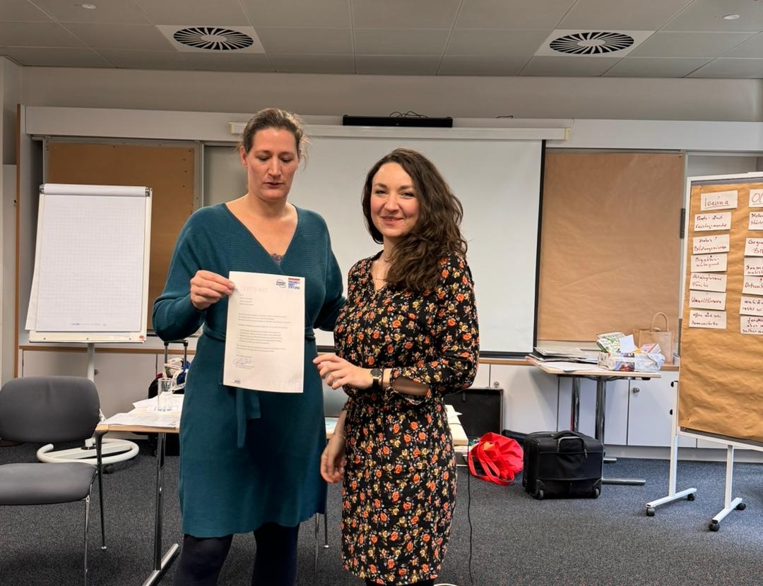 Ioanna Ioannidou erhält ihr Zertifikat von Anne Haller