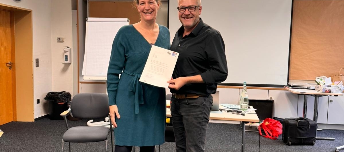 Oliver Lüking erhält sein Zertifikat von Anne Haller