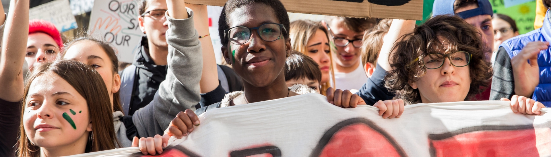 Bild, auf dem junge, demonstrierende Frauen und Männer mit Plakaten und Transparenten zu sehen sind. Das Bild verlinkt auf die Internetseiten des Bereichs Internationale Arbeit der Friedrich-Ebert-Stiftung.