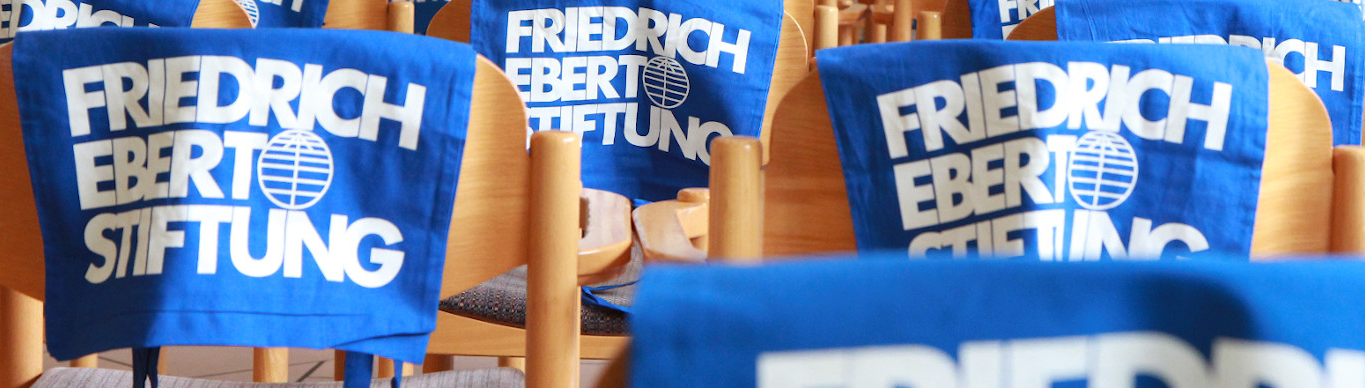 Bild, auf dem über Stuhllehnen hängende Beutel mit dem Schriftzug der Friedrich-Ebert-Stiftung zu sehen sind. Das Bild verlinkt auf die Internetseite des Arbeitsbereichs Politische Bildung und Beratung der FES. 