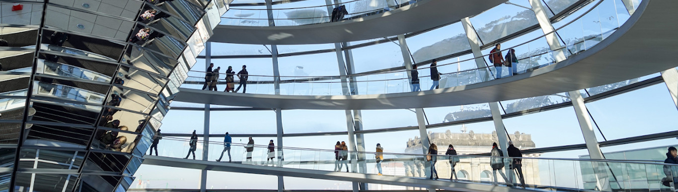 Bild, das rund 20 Besucher:innen in der Reichstagskuppel zeigt. Das Bild verlinkt auf die Internetseiten des Arbeitsbereichs Wirtschafts- und Sozialpolitik der Friedrich-Ebert-Stiftung.