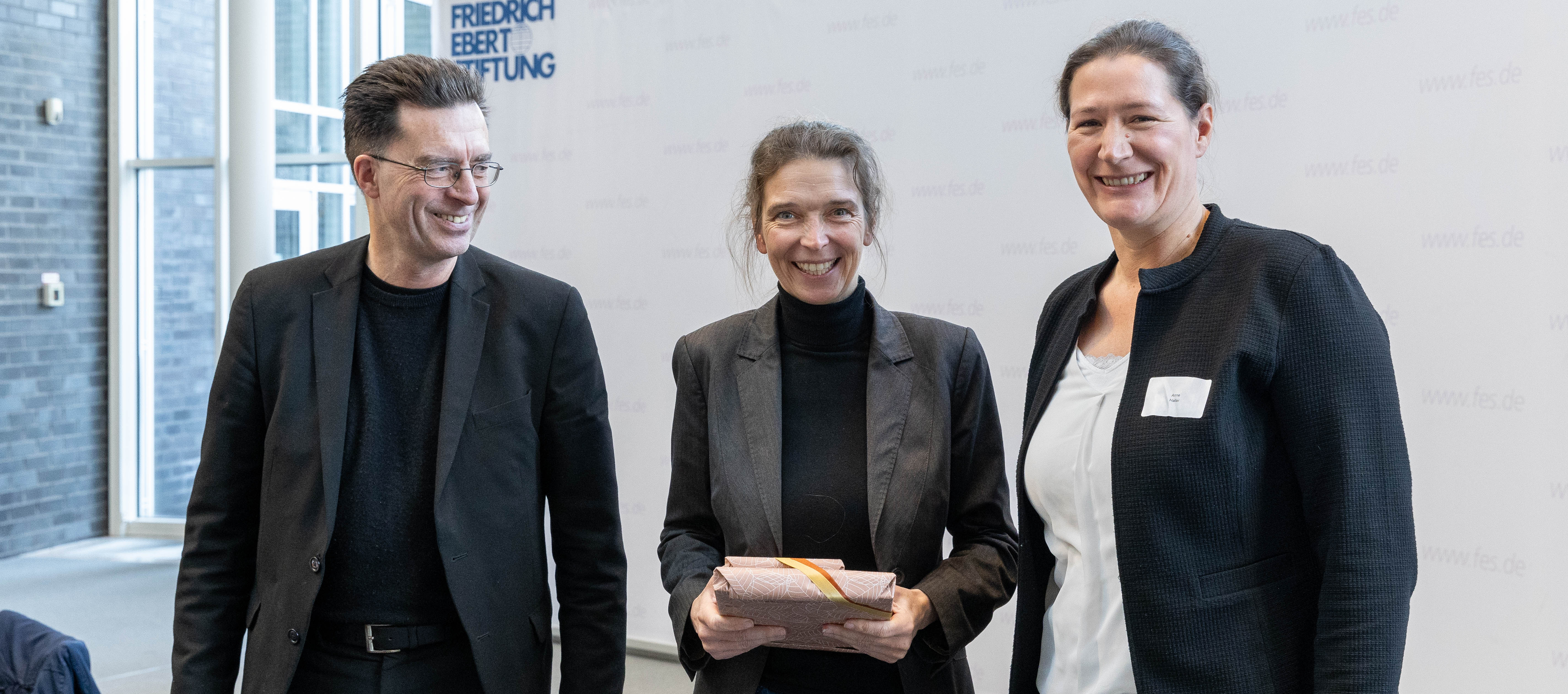 Serge Embacher, Svenja Stadler mit Geschenk, Anne Haller