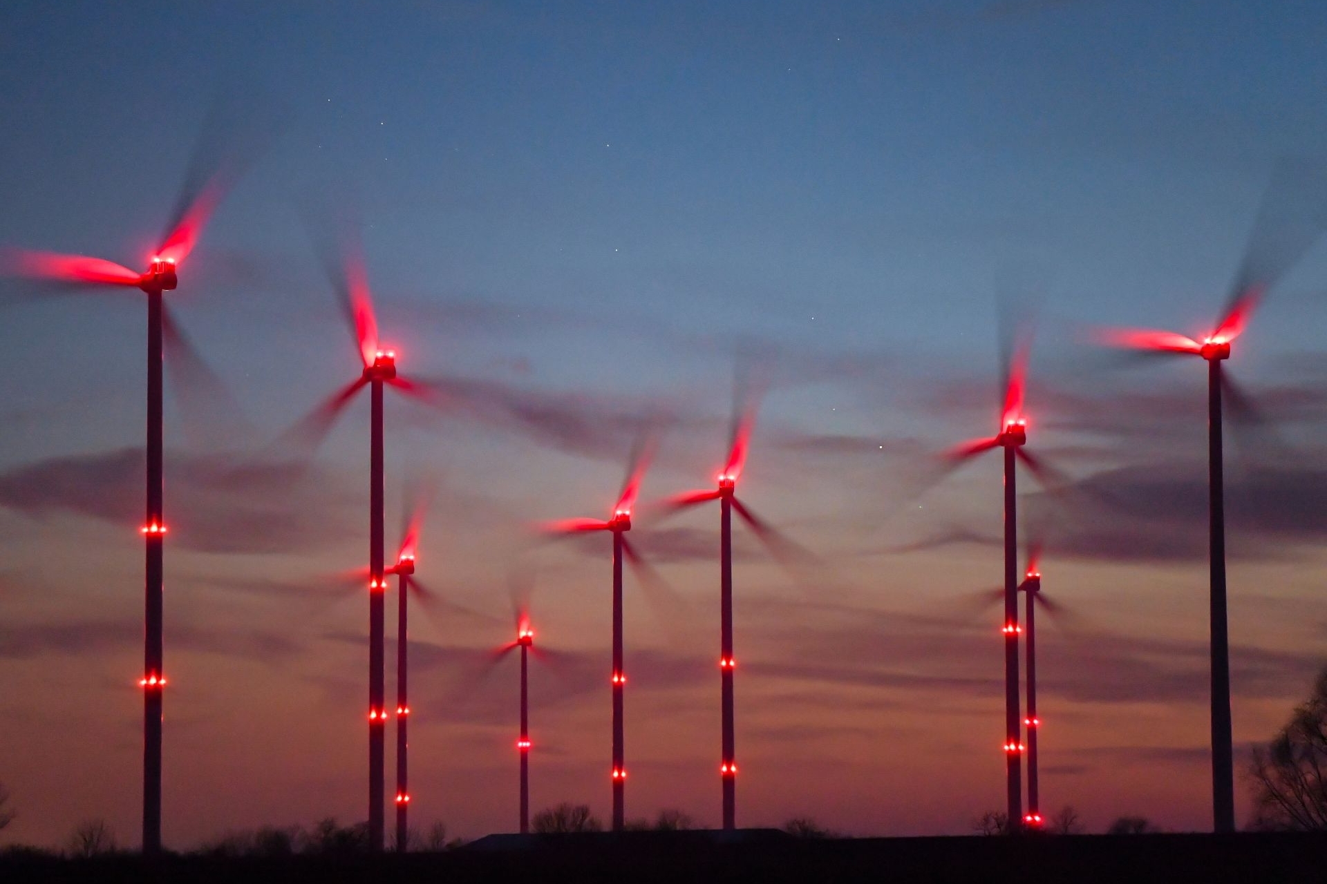 Rote Positionslichter leuchten an Windrädern im Windenergiepark «Odervorland» im Landkreis Oder-Spree. 