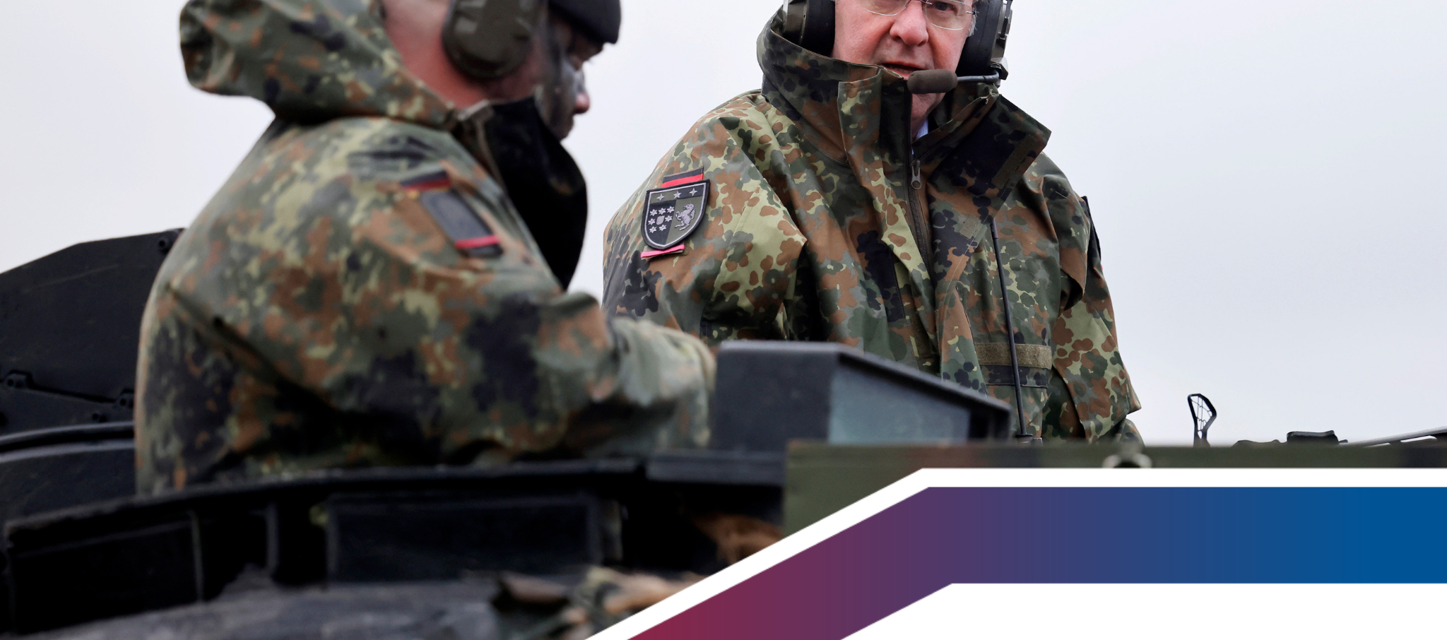 Bundesverteidigungsminister Boris Pistorius fährt auf einem Leopard 2 A6 bei seinem Besuch von Panzerbataillon 203 in der Generalfeldmarschall-Rommel-Kaserne. Hier informiert sich der Minister über die Leistungsfähigkeit des Leopard 2A6 Kampfpanzer, der in der Ukraine gegen Putin eingesetzt werden soll. 
