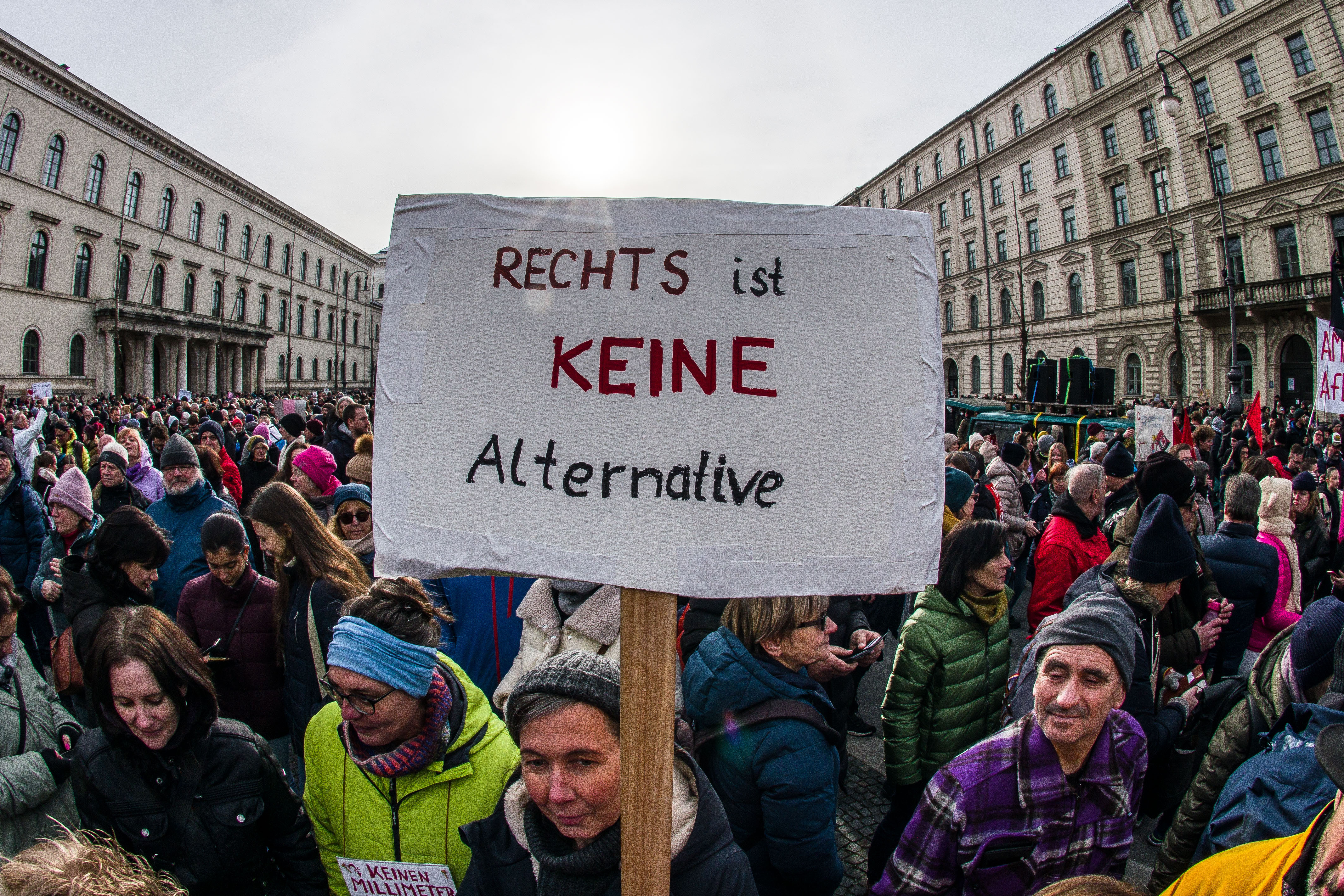 Demonstrierende gegen die AfD, zentral wird ein Plakat mit der Aufschrift "Rechts ist keine Alternative" hochgehalten