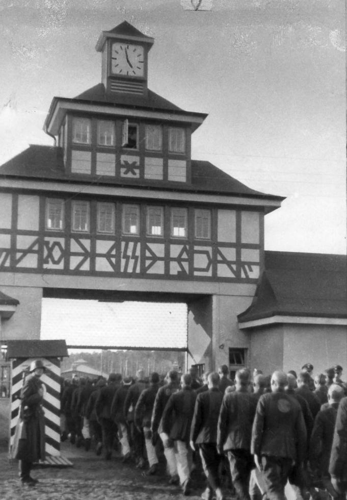 Außenaufnahme: Häftlinge im KZ Sachsenhausen