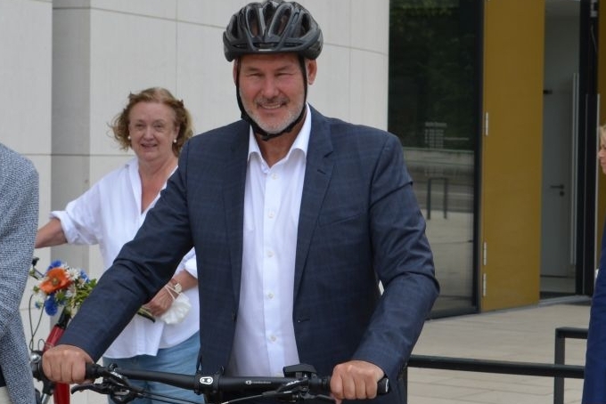 Oberbürgermeister Martin Cohn bei einer Fahrradtour durch Leonberg.