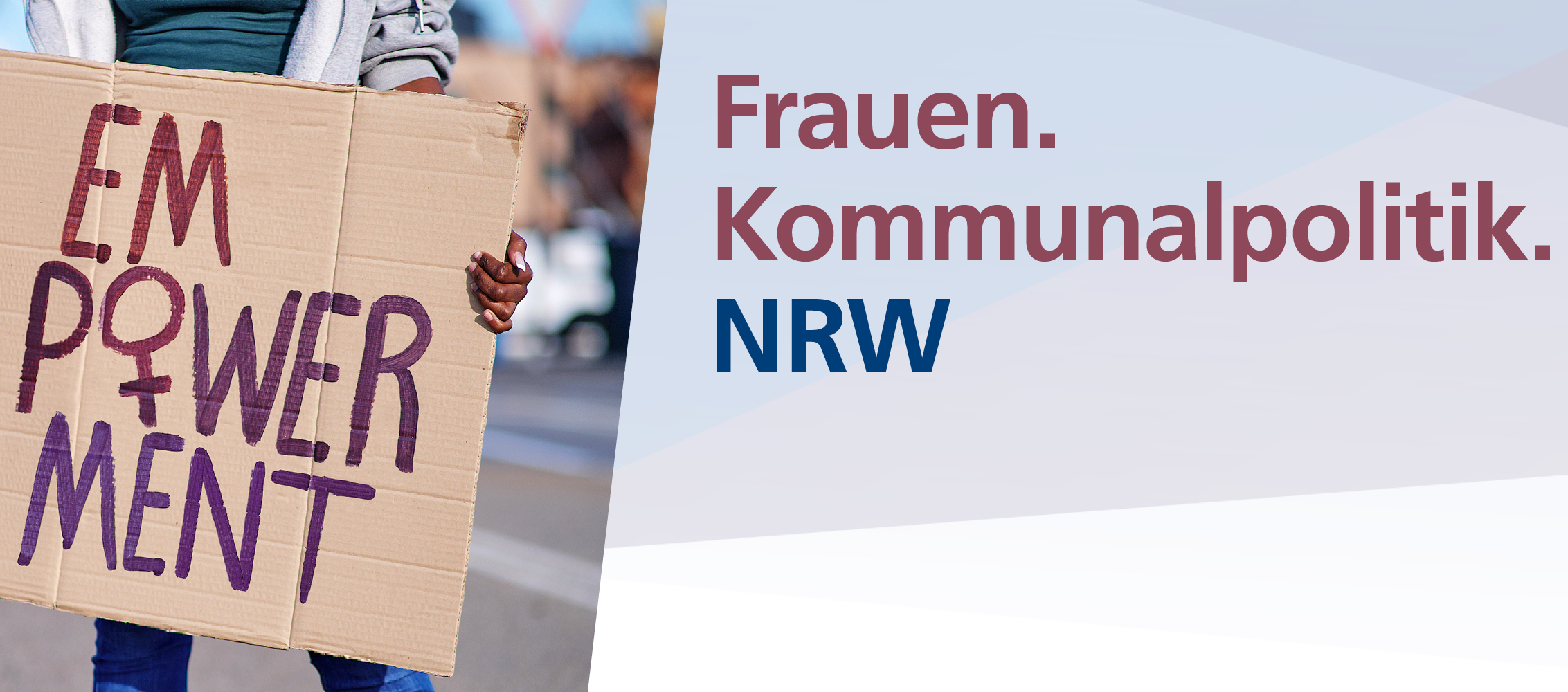 linke Seite zeigt Frau mit Plakat mit Schrift "Empowerment. Rechte Seite zeigt drei Worte: Frauen, Kommunalpolitik, NRW