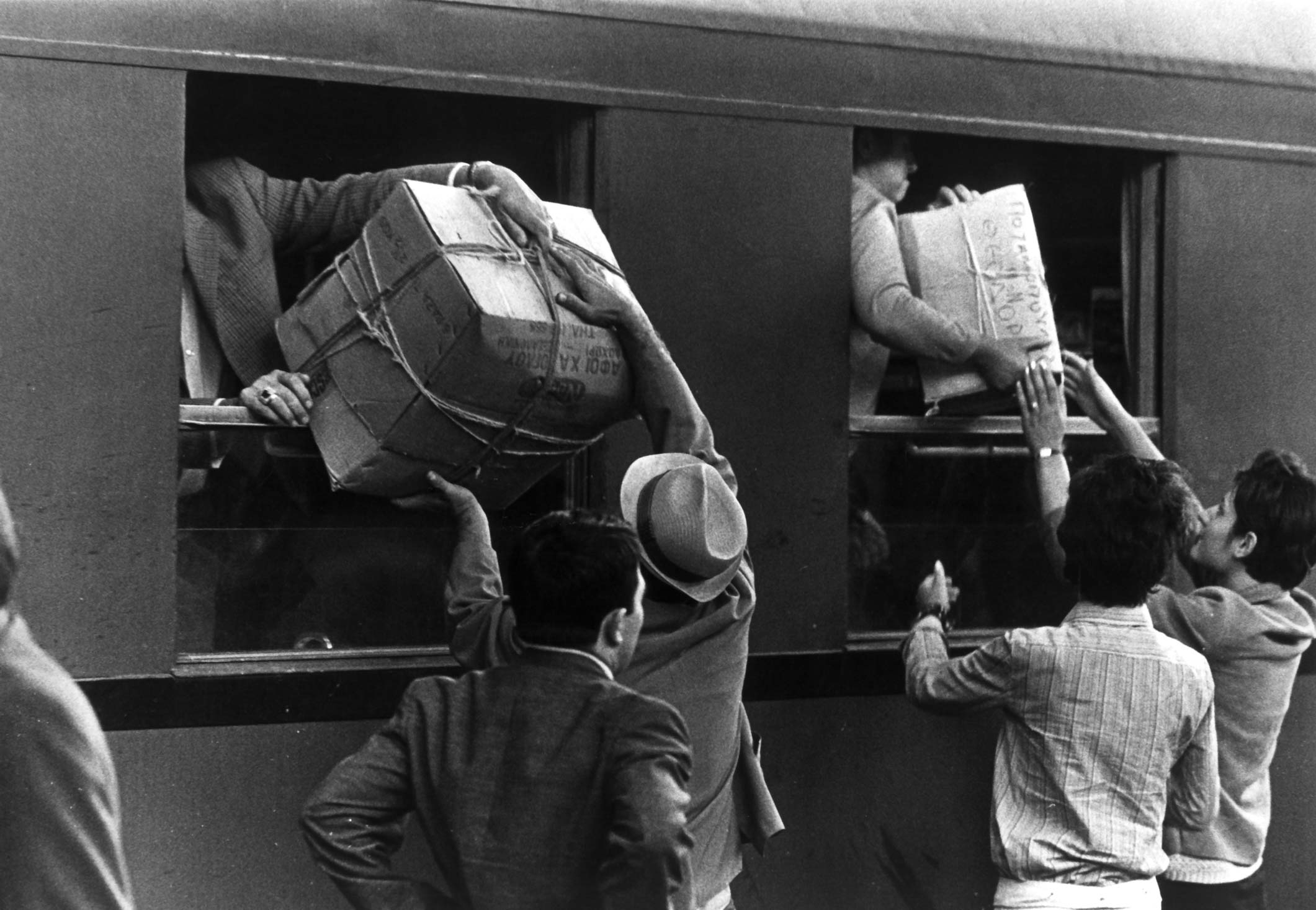 "Gastarbeiter" laden Kartons und Gepäck in einen Zug