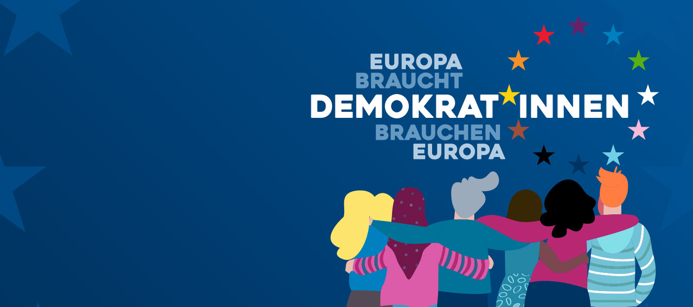 Grafik auf dunkelblauem Hintergrund mit Europasternen in bunten Farben und eine Reihe von gezeichneten Figuren von hinten mit den Armen über den Schultern. Im Kreis der Europasterne steht: Europa braucht Demokrat_innen – Demokrat_innen brauchen Europa.