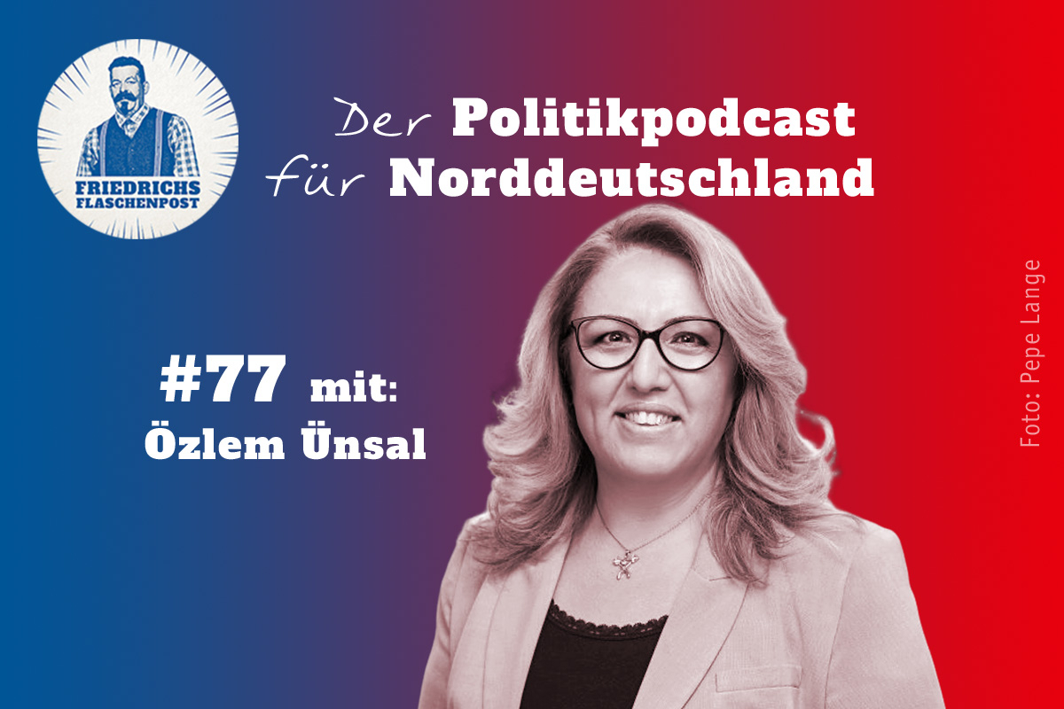 Grafik zur Podcastfolge: Friedrichs Flaschenpost - Der Politikpodcast für Norddeutschland #77. Zu sehen ist ein Portraitfoto von Senatorin Özlem Ünsal mit blau rotem Hintergrund
