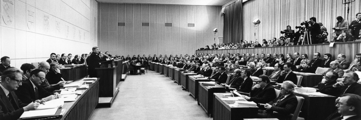 Sitzung des Bundesrates am 19.12.1980. Gruppenaufnahme mit Bundeskanzler Helmut Schmidt, der nach vierjähriger Pause vor dem Bundesrat spricht.