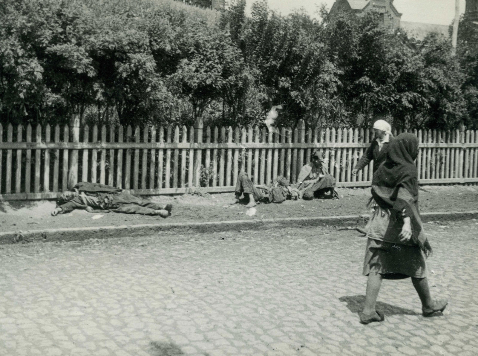 Die Opfer des Hungers. Fußgänger und verhungernde Bauern auf einer Straße in Charkiw 1933
