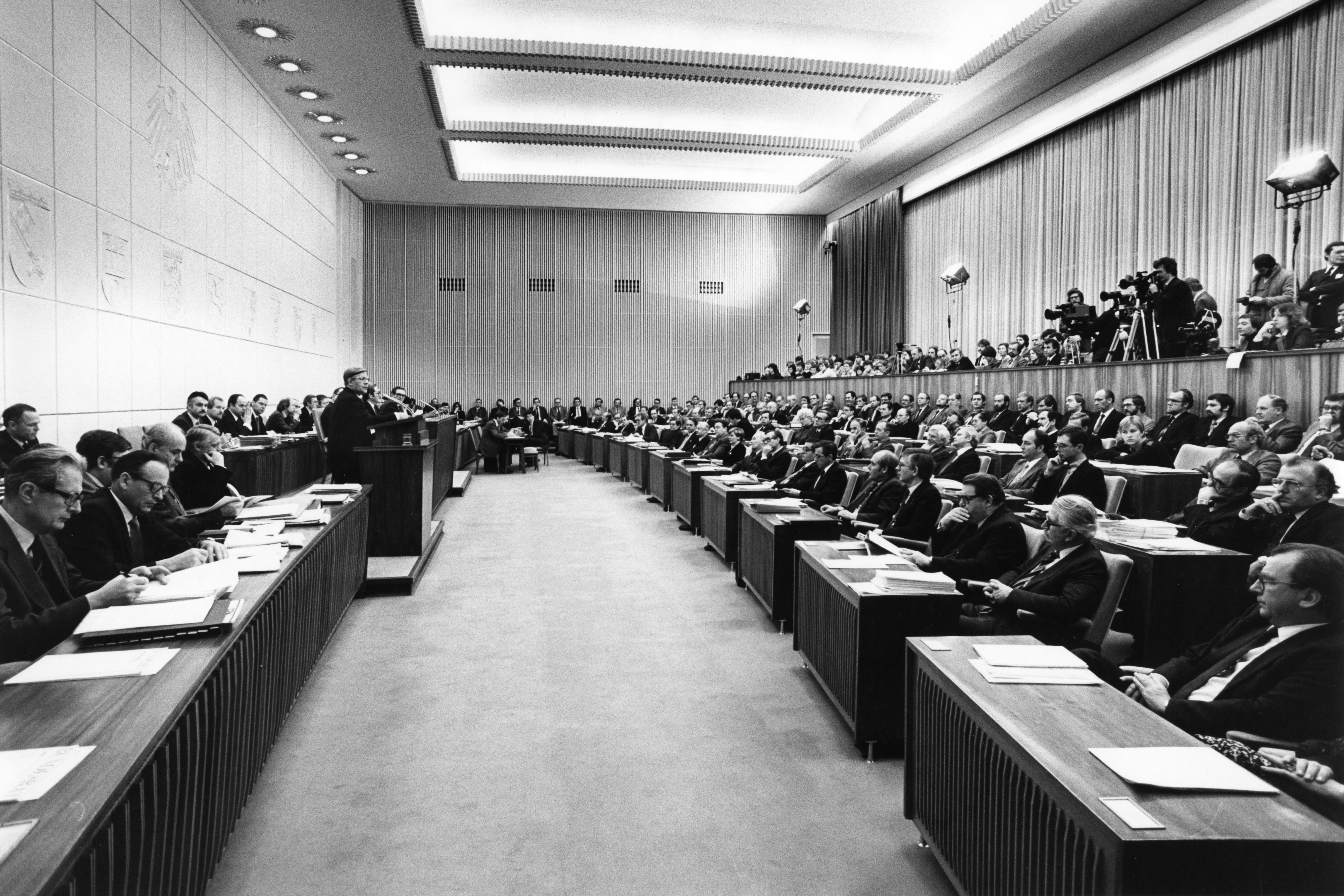 Sitzung des Bundesrates am 19.12.1980. Gruppenaufnahme mit Bundeskanzler Helmut Schmidt, der nach vierjähriger Pause vor dem Bundesrat spricht