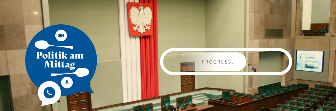 Das Bild zeigt das leere Parlament von oben. An der Wand  ist die polnische Flagge in rot und weiß mit dem polnischen Alder zu sehen
