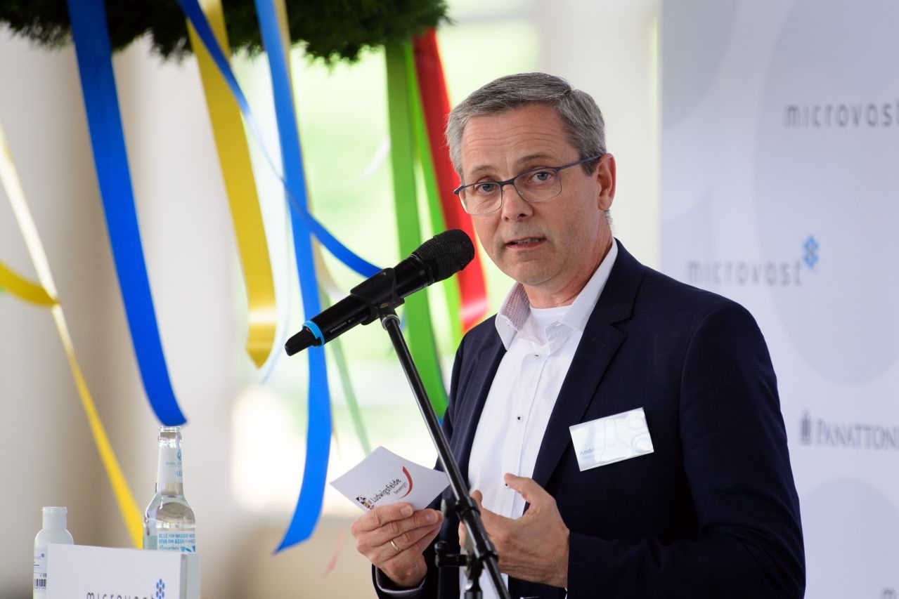 Andreas Igel (SPD), Bürgermeister von Ludwigsfelde, spricht während des Richtfestes einer Produktionsanlage des US-Unternehmens. Microvast ist ein Hersteller, der schnell aufladbare, langlebige Batterieantriebssysteme für Elektrofahrzeuge entwirft, entwickelt und produziert.