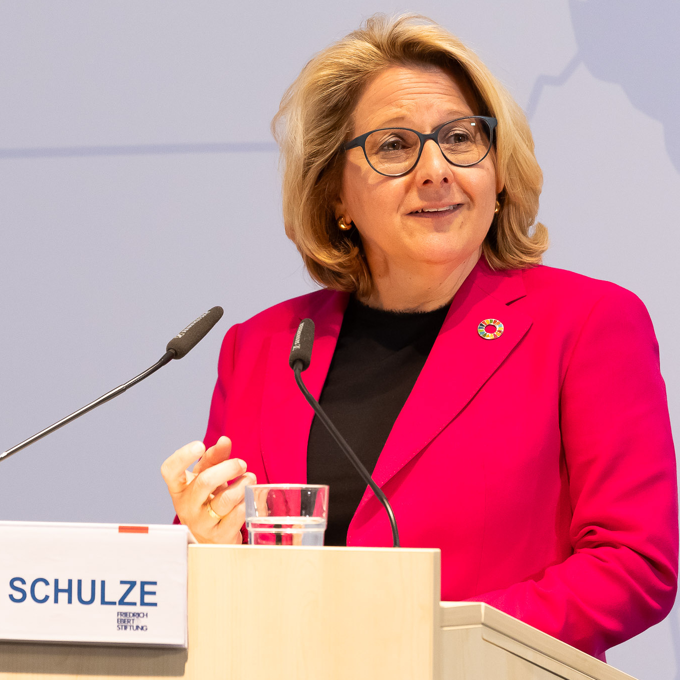  Bundesentwicklungsministerin Svenja Schulze, spricht am Rednerpult. Sie lächelt.