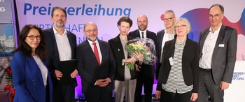 Gruppenfoto der Preisverleihung mit Martin Schulz und den Preisträger*innen