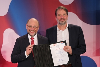 Martin Schulz überreicht Alexander Hagelüken die Urkunde des Hans-Matthöfer-Preises.