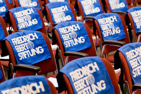 Stuhllehnen mit Stofftaschen der Friedrich-Ebert-Stiftung