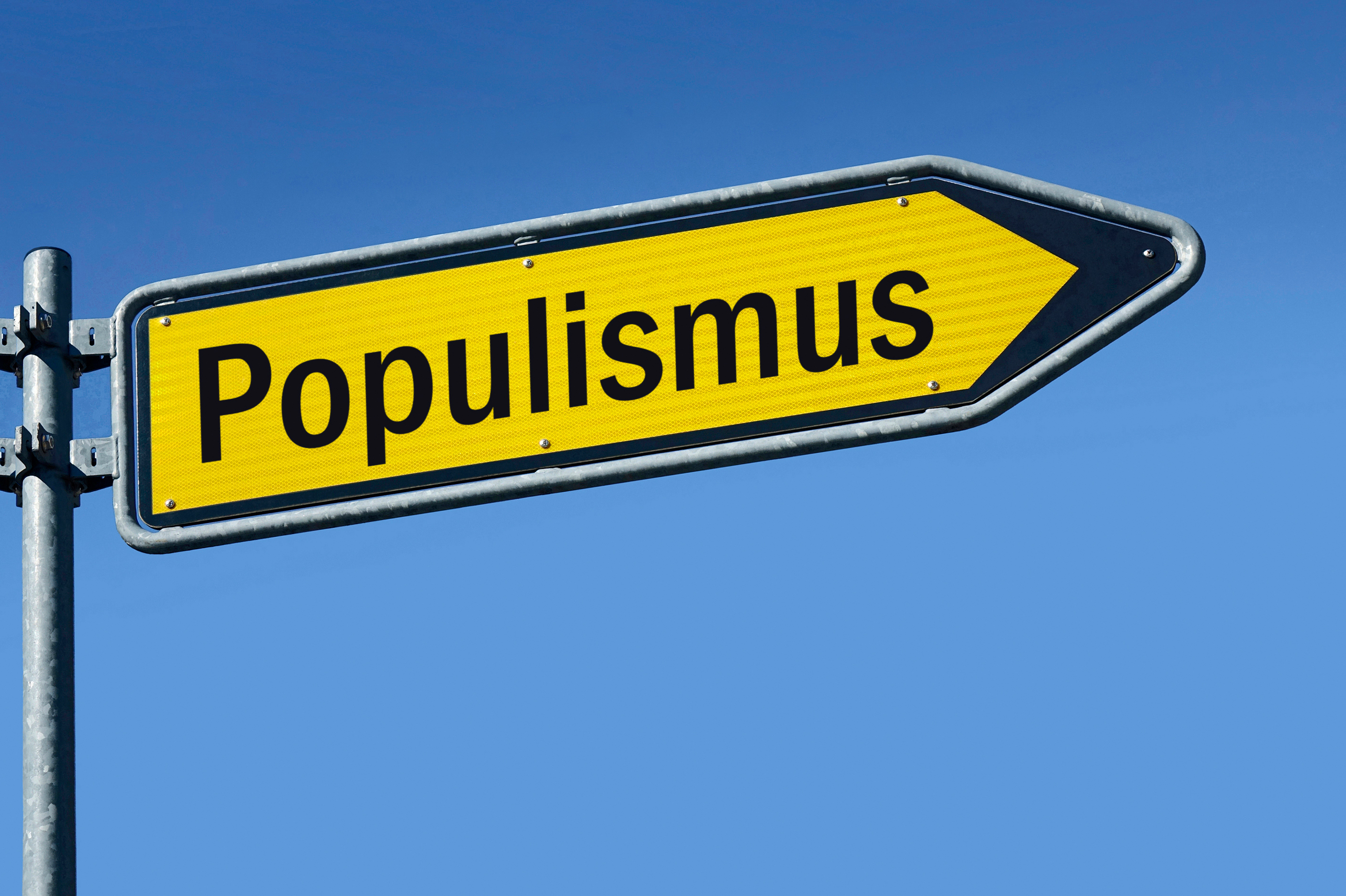 Wegschild, das in entgegengesetzter Richtung nach "Demokratie" und "Populismus" zeigt