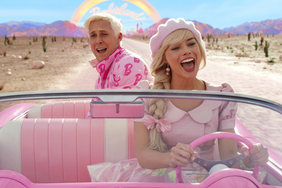 Barbie und Ken fahren gemeinsam im Cabriolet durch die Wüste